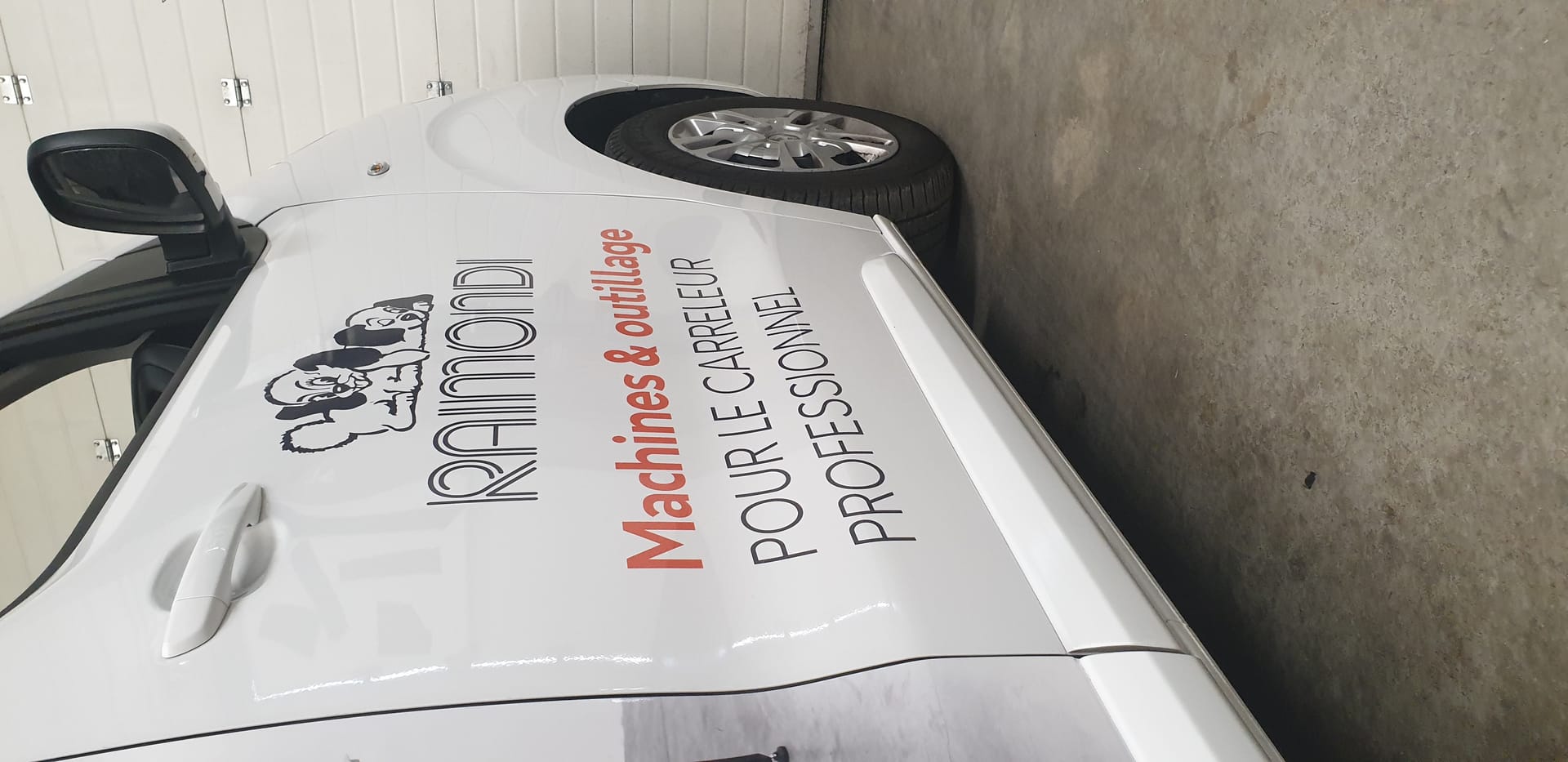 Détail portière marquage camion Raimondi